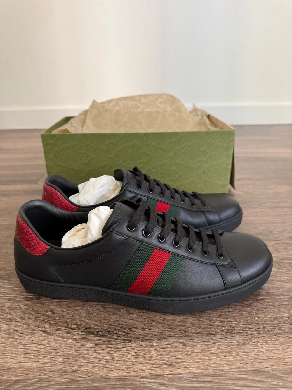 Gucci Men’s low-top leather sneakers with web stripe (Size 11 US / 10 UK)